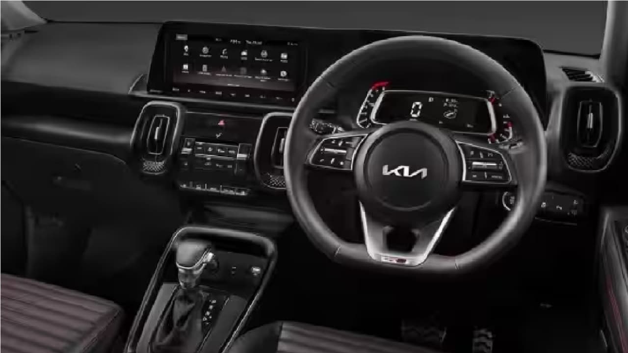 Kia की 8 लाख वाली इस बड़ी कार ने फाड़ दिया बाजार! लॉन्चिंग के 1 महीने में ही 1 लाख की बुकिंग