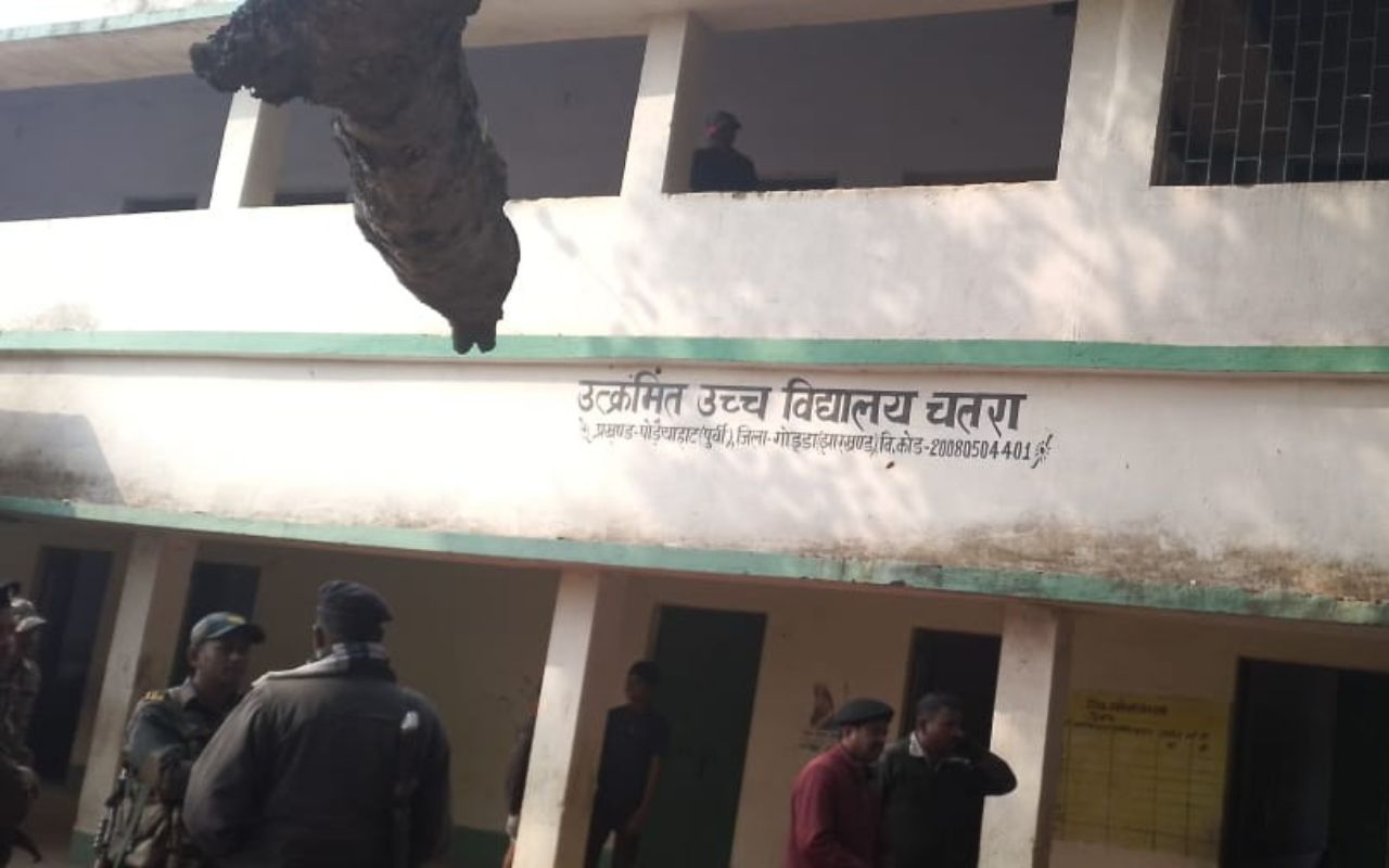 झारखंड: गोड्डा के सरकारी स्कूल में शिक्षक ने दो शिक्षकों की गोली मारकर की हत्या, हमलावर शिक्षक की हालत गंभीर