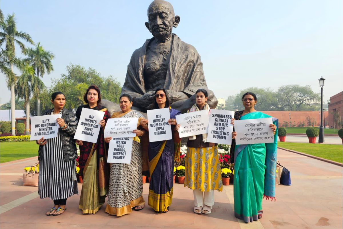 WB News : ठुमका गिरा रे ! ममता बनर्जी पर गिरिराज सिंह की टिप्पणी के खिलाफ तृणमूल की महिला सांसदों का प्रदर्शन