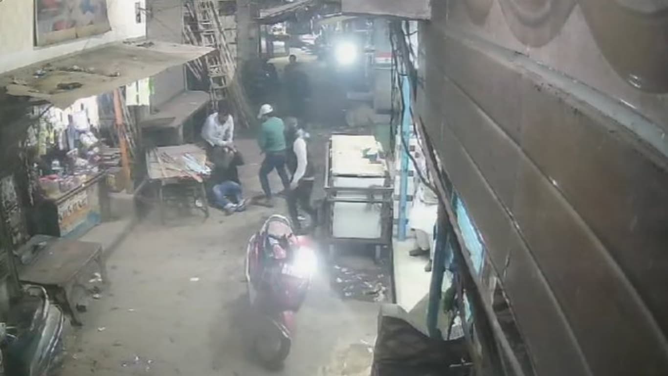 दिल्ली: अपराधियों ने युवक को दौड़ाकर मारी गोली, फिर चाकू से गला रेता