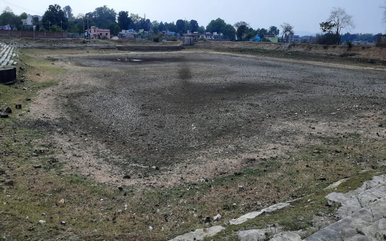 धनबाद : दोनों तालाबों का बहा दिया गया पानी, अब तक नहीं निकाली गयी गाद धनबाद : दोनों तालाबों का बहा दिया गया पानी, अब तक नहीं निकाली गयी गाद