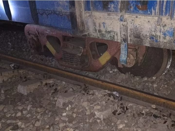 रामपुर में मालगाड़ी के बेपटरी होने से बिगड़ी ट्रेनों की चाल, दिल्ली-लखनऊ रूट प्रभावित, कैंसिल कराने पड़े टिकट