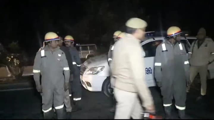 बरेली-नैनीताल हाईवे पर हुए सड़क हादसे में 8 मौत के बाद हर कोई गमजदा, डीएम ने बनाई 3 सदस्यीय जांच कमेटी बरेली-नैनीताल हाईवे पर हुए सड़क हादसे में 8 मौत के बाद हर कोई गमजदा, डीएम ने बनाई 3 सदस्यीय जांच कमेटी