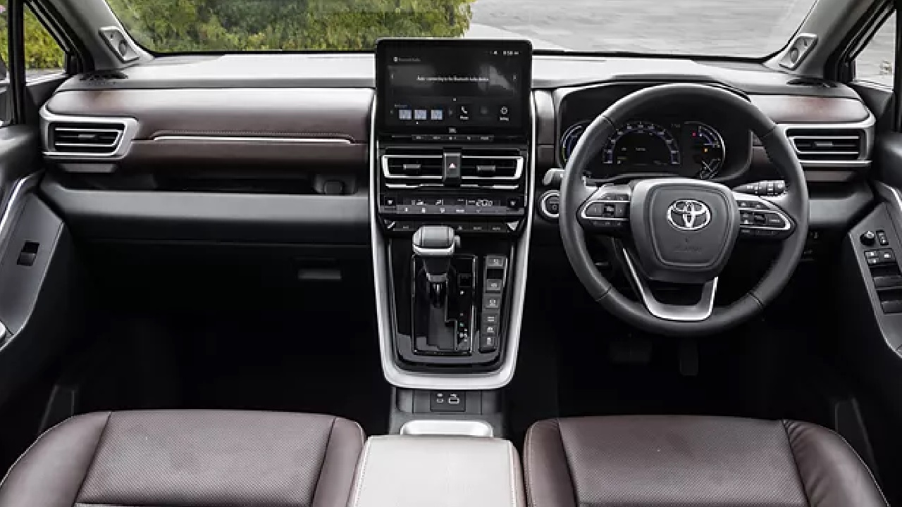 Toyota की 7-8 सीटर गाड़ी ने किआ करेंस को दे दी पटखनी, हर दिन मिले 111 खरीदार