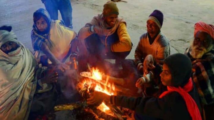 UP Weather Update: यूपी में शीतलहर के बीच अलाव बना गरीबों का सहारा, अभी और बढ़ेगी गलन, घना कोहरा करेगा परेशान