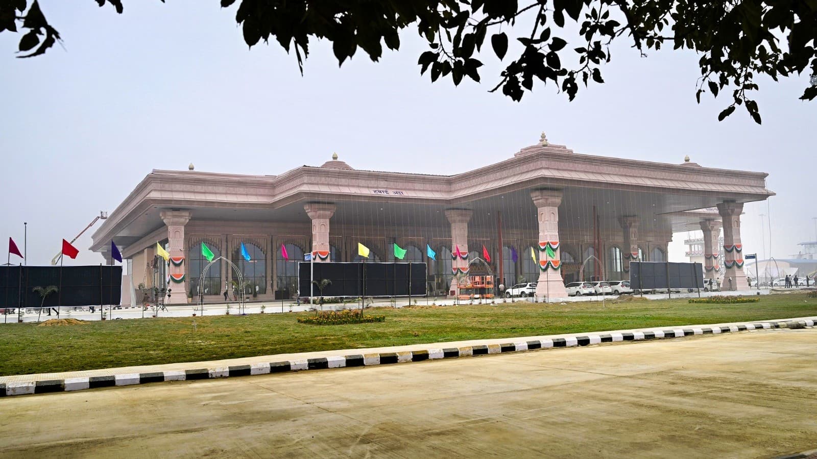 Ayodhya Airport: अयोध्या एयरपोर्ट 20 महीने में बनकर हुआ तैयार, यहां आने वाले श्रद्धालुओं में होगा इजाफा