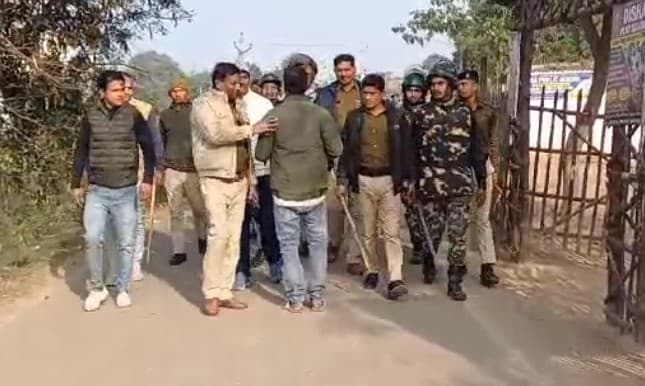 सामूहिक दुष्कर्म कांड: संदिग्ध आरोपी के घर महादलित परिवार ने किया हमला, तोड़फोड़ और पथराव से मची भगदड़…