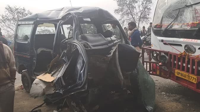 UP News : बदायूं मे स्कूल वैन और रोडवेज बस की भिड़ंत, हादसे 2 छात्र समेत 3 की मौत, 6 बच्चे घायल