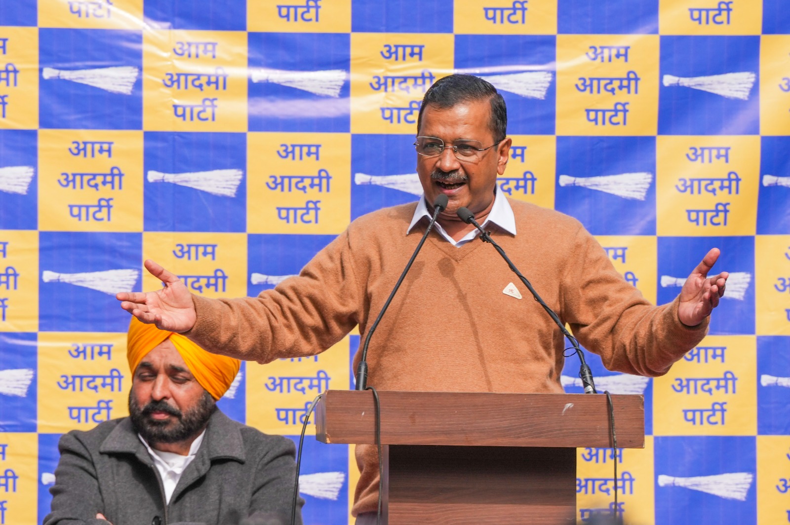 ‘विधायकों की हॉर्स ट्रेडिंग का सबूत दें’, केजरीवाल को नोटिस देने फिर CM आवास पहुंची क्राइम ब्रांच