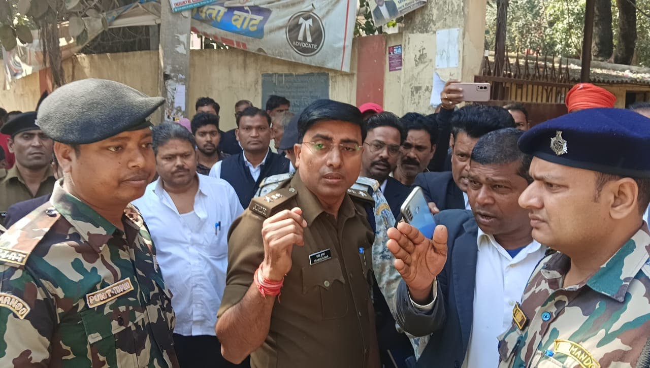 आरा सिविल कोर्ट के सामने दिनदहाड़े फायरिंग, हत्या के आरोपी को बदमाशों ने मारी गोली