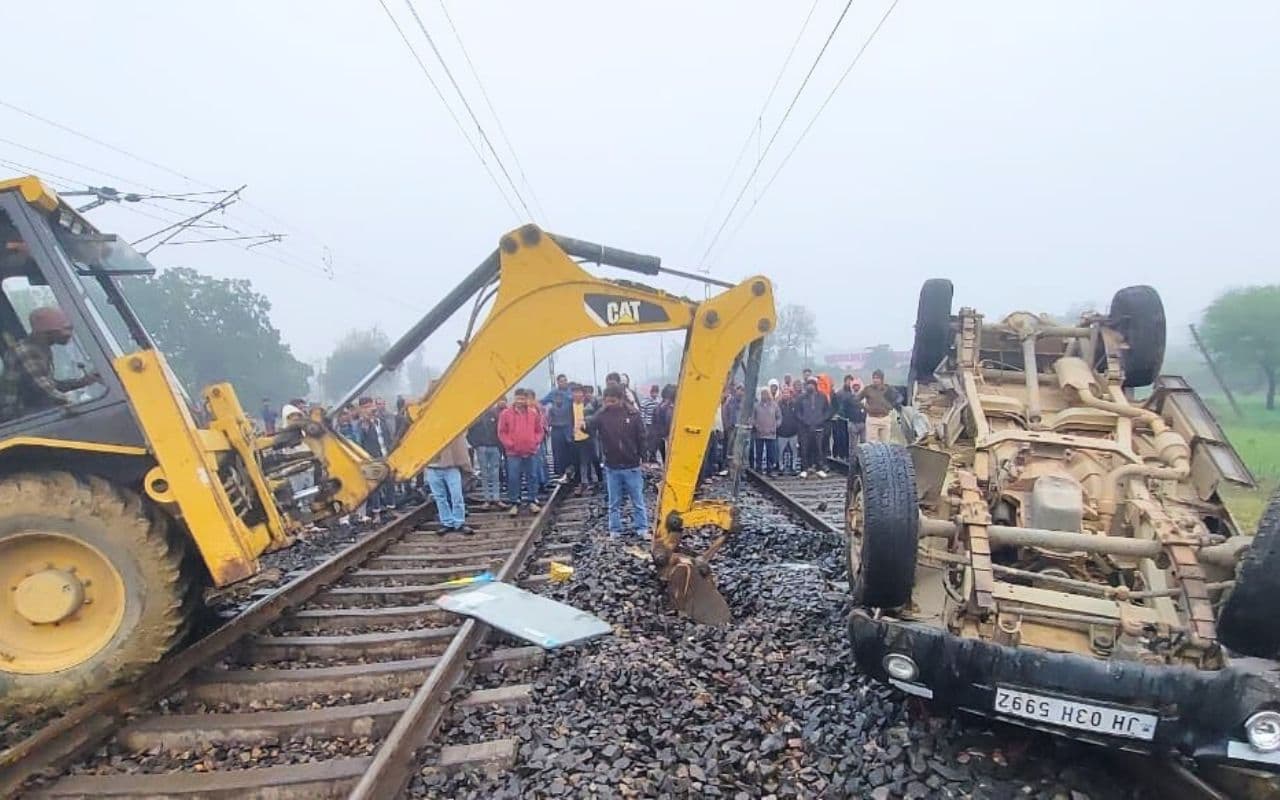 लालगढ़ रेलवे स्टेशन के पास ट्रैक पर फंसी कार को मालगाड़ी ने मारी टक्कर, ट्रेनों का परिचालन 4 घंटे बंद