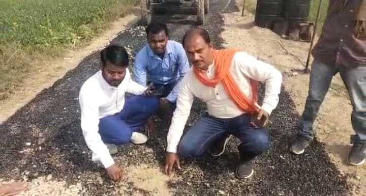 Gorakhpur: हाथ से सड़क उखाड़ने का वीडियो हुआ वायरल, ठेकेदार के खिलाफ हुई कार्रवाई, रुका काम