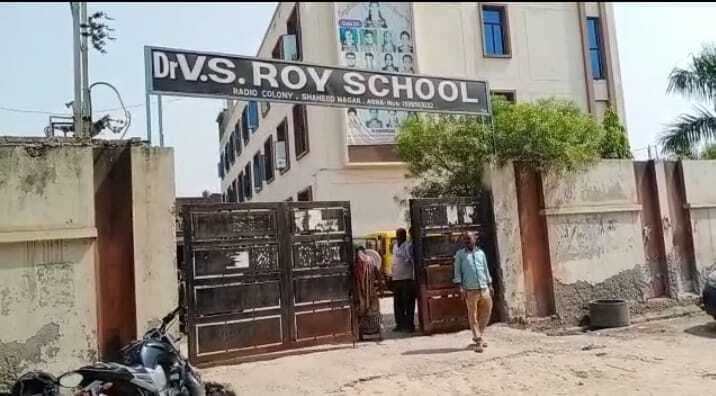 Agra News: आगरा में 11वीं की छात्रा को दिनदहाड़े उठा ले गए बदमाश, स्कूल के बाहर हुई किडनैपिंग Agra News: आगरा में 11वीं की छात्रा को दिनदहाड़े उठा ले गए बदमाश, स्कूल के बाहर हुई किडनैपिंग