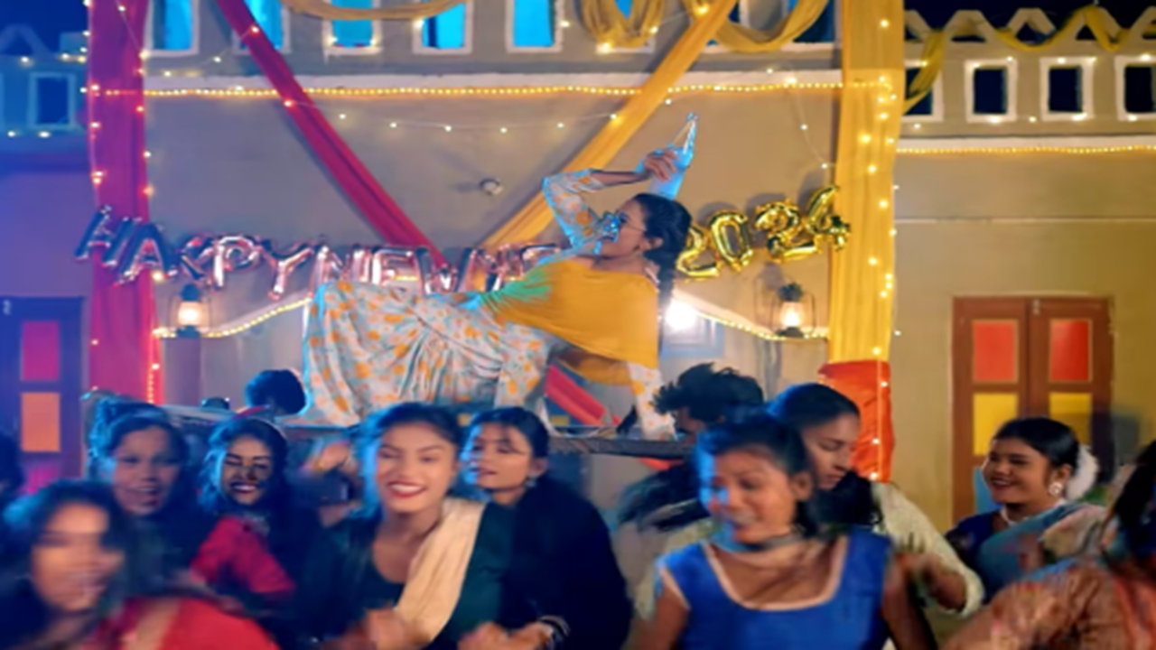 Bhojpuri Song: अक्षरा सिंह ने नए साल पर की पार्टी, मस्ती के अंदाज ने लोगों का जीता दिल