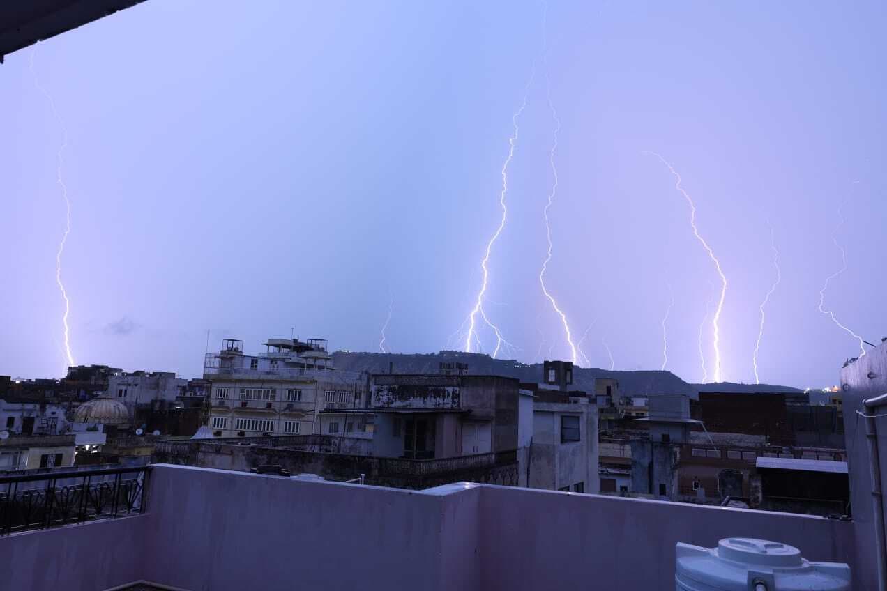 राजस्थान में फिर कहर बनकर गिरी आसमानी बिजली, चपेट में आने से तीन महिला घायल