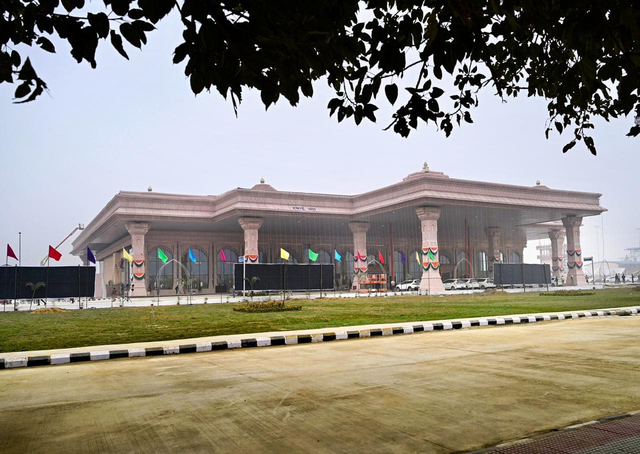 Ayodhya Airport:  अयोध्या इंटरनेशनल एयरपोर्ट पर आज उतरेगी पहली फ्लाइट, पायलट का क्या है राम नगरी से कनेक्शन?