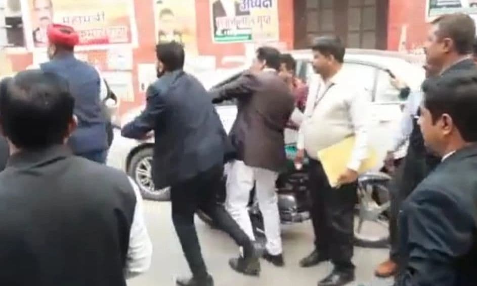 वाराणसी की बिटिया को इंसाफ दिलाने के लिए बेचैन लोग, कानून के रक्षक ही कानून तोड़ने को मजबूर वाराणसी की बिटिया को इंसाफ दिलाने के लिए बेचैन लोग, कानून के रक्षक ही कानून तोड़ने को मजबूर