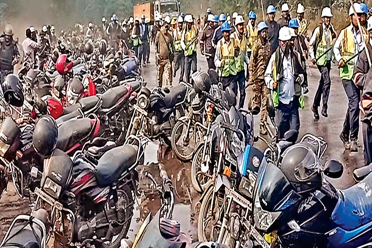 झारखंड : इलेक्ट्रो स्टील के गेट पर प्रदर्शनकारियों और सुरक्षाकर्मियों में झड़प, 16 जख्मी