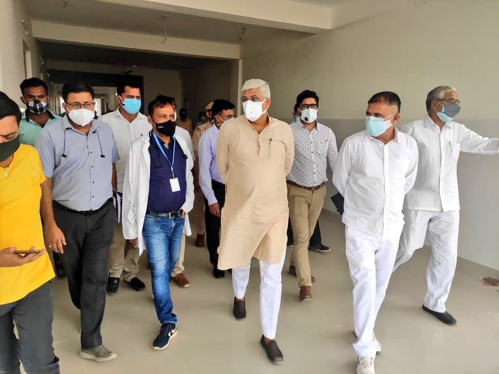 बक्सर में गंगा किनारे लाशों के ढेर मिलने से हरकत में केंद्र सरकार ! जल संसाधन मंत्री ने ट्वीट कर कही ये बात
