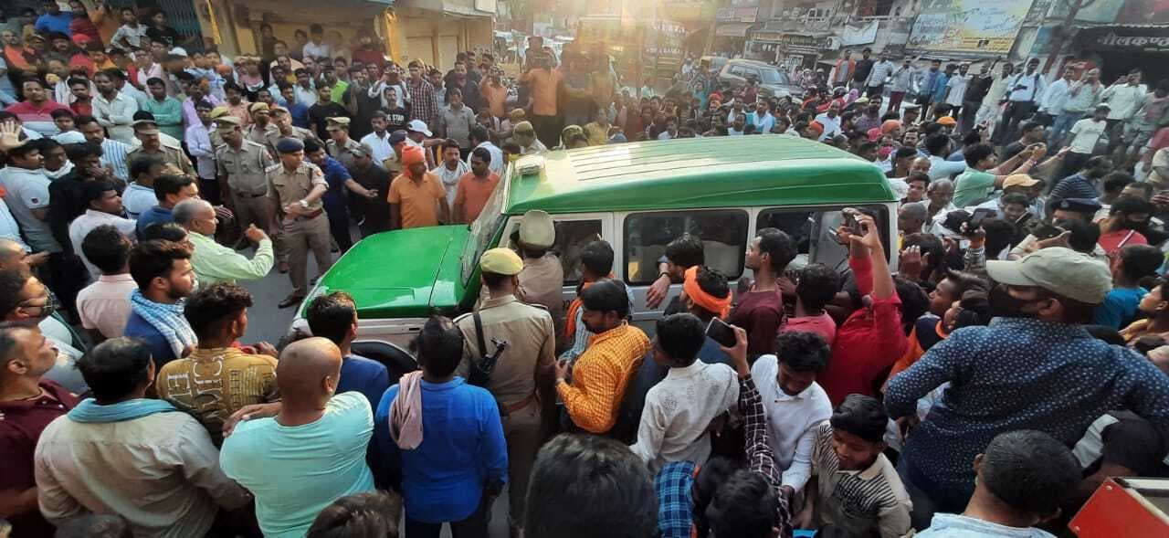 Varanasi News: वाराणसी के व्यापारी की नृशंस हत्या पर फूट पड़ा लोगों का गुस्सा, किया प्रदर्शन Varanasi News: वाराणसी के व्यापारी की नृशंस हत्या पर फूट पड़ा लोगों का गुस्सा, किया प्रदर्शन