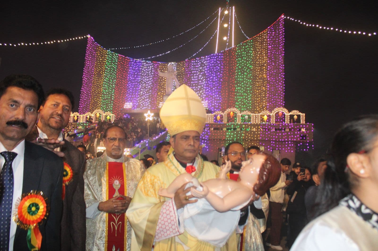Merry Christmas: कैथेड्रल चर्च में प्रभु यीशु के जन्म का उल्लास, देखें फोटो