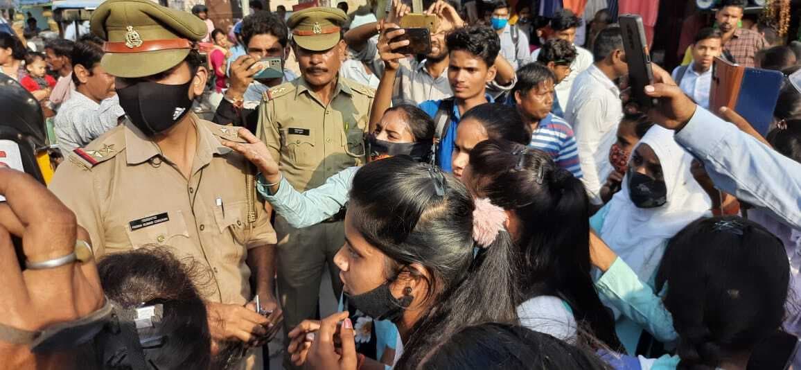 Aligarh News: फेल होने पर छात्राओं का हंगामा, सड़क पर बैठ की नारेबाजी, डेढ़ घंटे तक जाम रहा रास्ता Aligarh News: फेल होने पर छात्राओं का हंगामा, सड़क पर बैठ की नारेबाजी, डेढ़ घंटे तक जाम रहा रास्ता