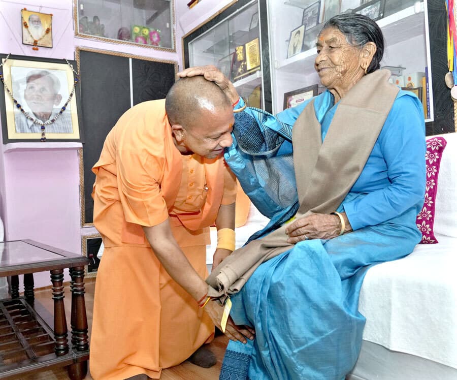 CM Yogi In Uttarakhand: पहाड़ी पर पैदल चलकर मां से मिलने पहुंचे सीएम योगी, 5 साल बाद अपने घर पहुंचे