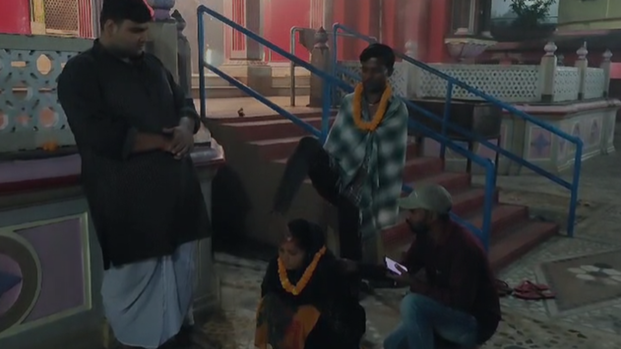 बिहार: हाथ नहीं, पैरों से प्रेमी दूल्हे ने दुल्हन को पहनाई वरमाला,परिवार को प्यार कबूल नहीं , जानिए पूरी कहानी