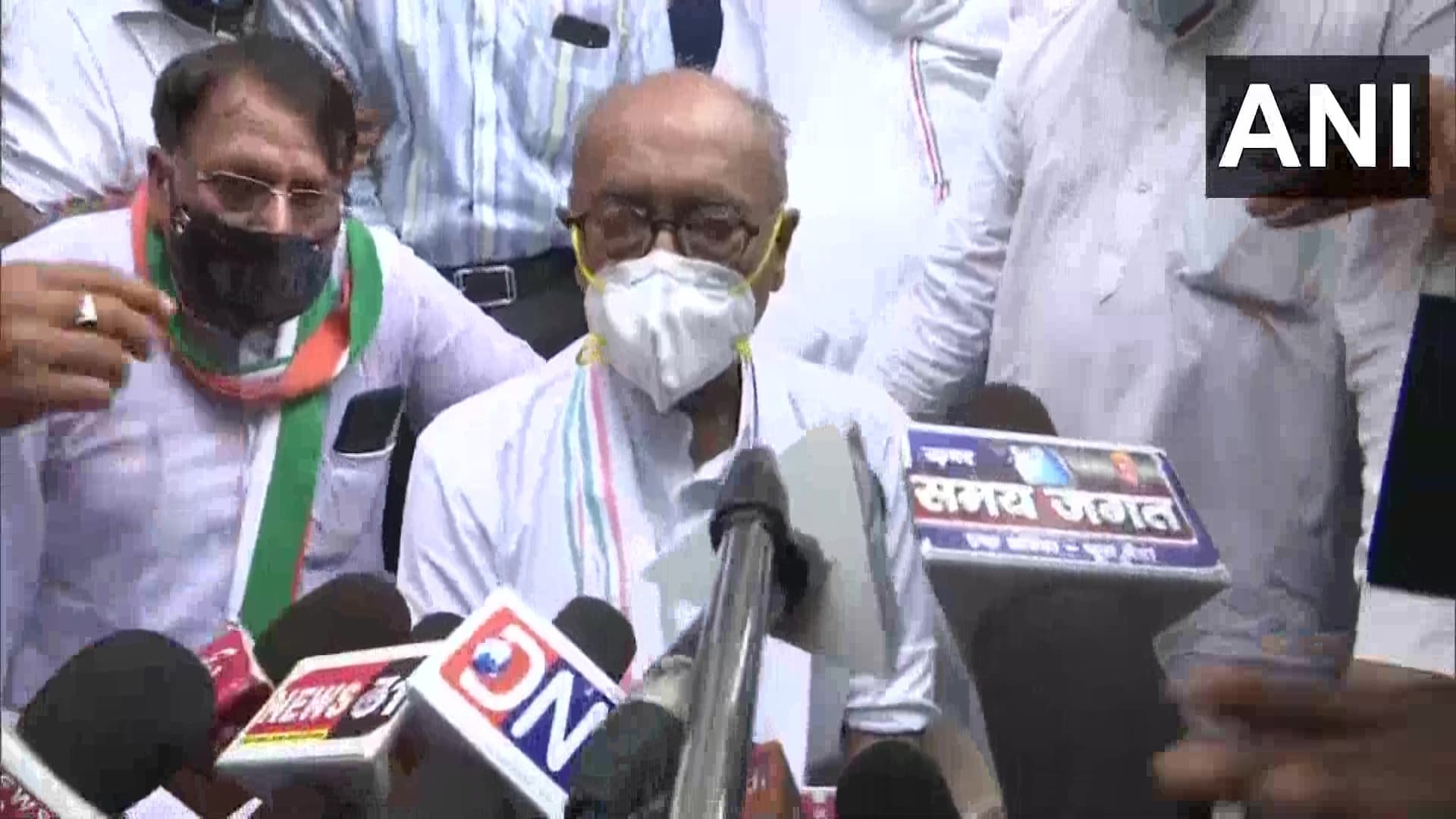 MP News: सीएम आवास के बाहर धरने पर बैठे दिग्विजय सिंह, CM शिवराज सिंह से कर रहे हैं यह मांग