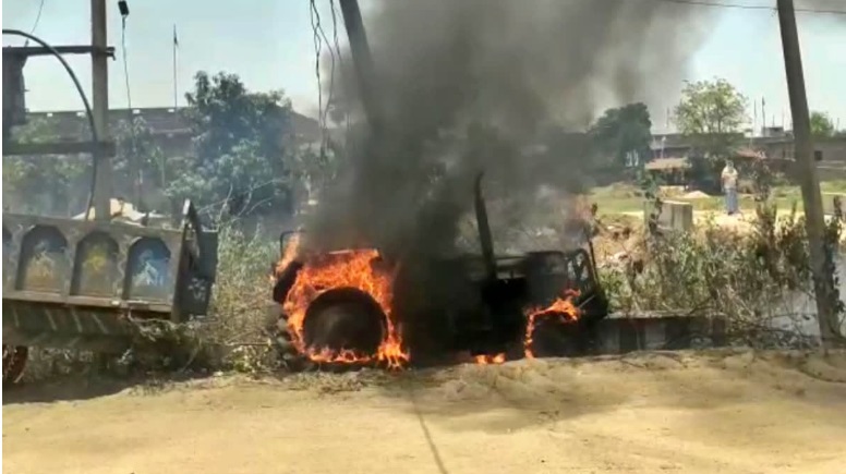 गया में ट्रांसफार्मर के खंभे से टकरा धू-धू कर जला ट्रैक्टर, बाल-बाल बचा चालक