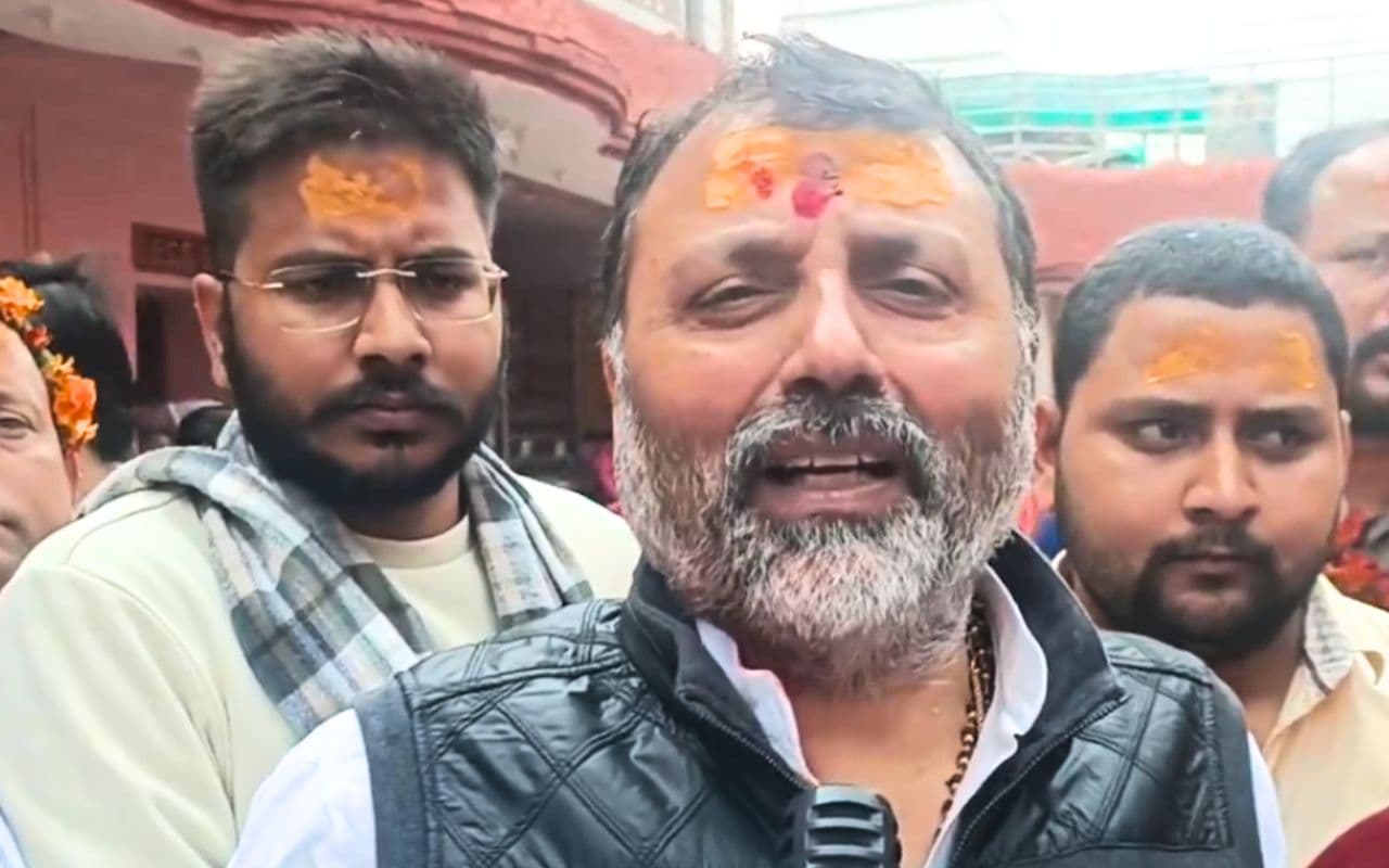 देवघर : सांसद निशिकांत दुबे ने शिव बारात रूट में लाइट का किया लोकार्पण
