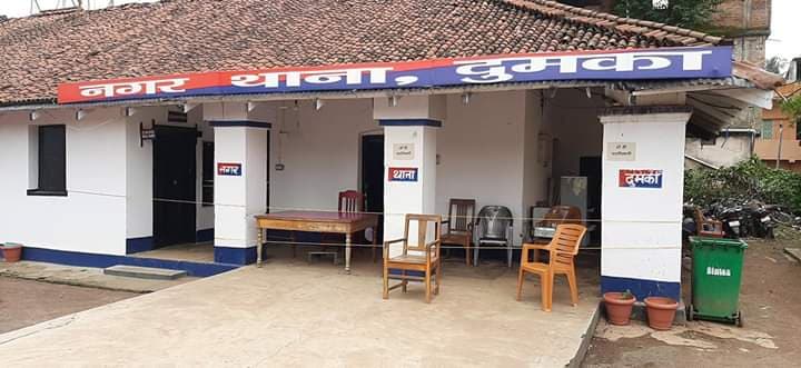 दुमका : युवक का अपहरण करने के आरोप में युवती समेत दो को लाया गया नगर थाना, पूछताछ जारी