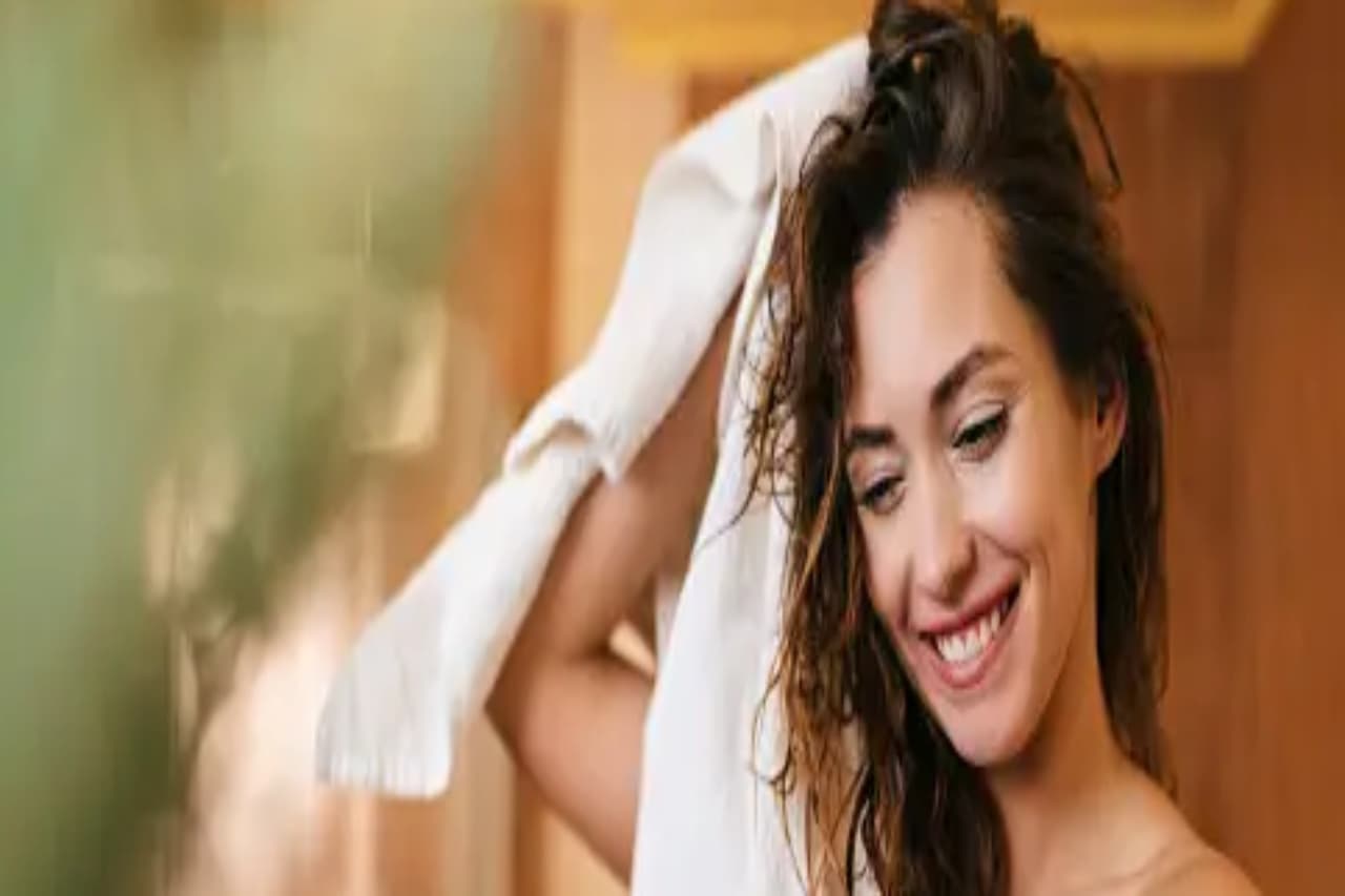 रात में नहाने से बढ़ेगी खूबसूरती और शाइनी होंगे बाल, जानिए और भी कई फायदे