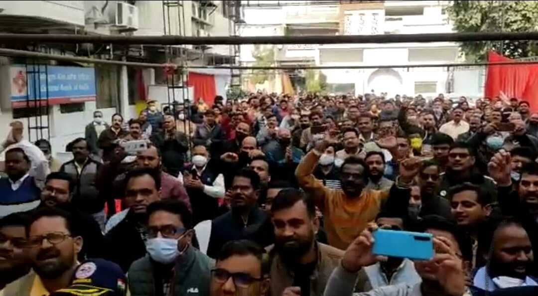 Bareilly Bank Strike: सरकारी बैंकों के निजीकरण के विरोध में हल्ला बोल, बरेली में करोड़ों के लेनदेन पर पड़ा असर
