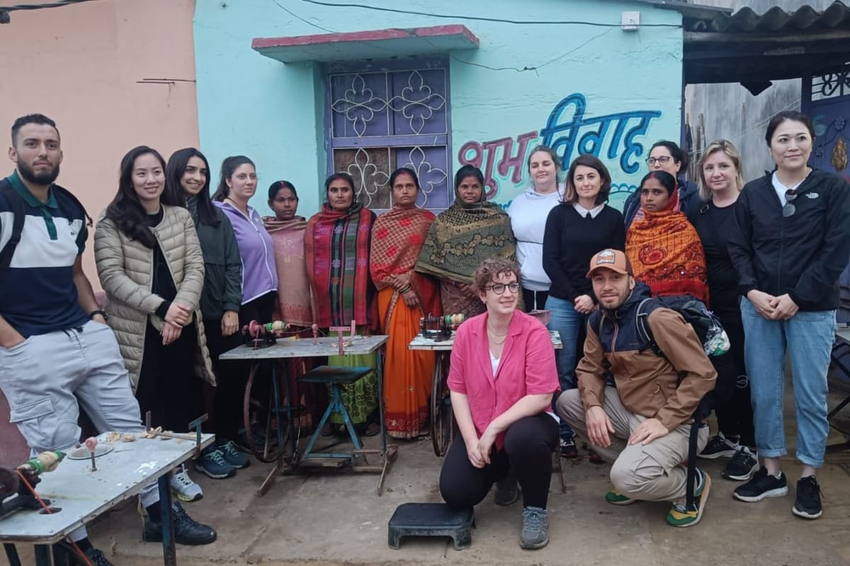 दुमका में गांव- गांव घूम रही फ्रांसीसी कंपनी हर्मेस की टीम, महिलाओं से सीख रहे इस तकनीक के गुर