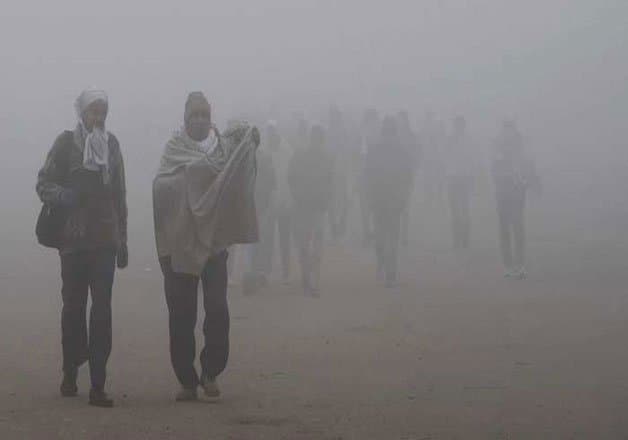 UP Weather: कोहरे की सफेद चादर से ढका यूपी, कई जिलों में आज बारिश से गिरेगा पारा, जानें अपने शहर का मौसम