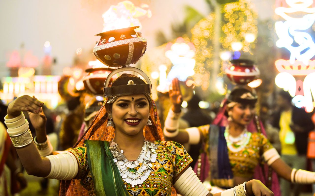 PHOTOS: गंगासागर में भव्य सागर आरती, पहली बार त्रिशूल के साथ शामिल हुईं महिलाएं, श्रद्धालुओं ने देखा शिव तांडव