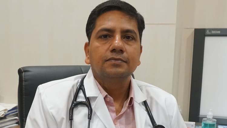 टाइफाइड क्या है? एक्सपर्ट से जानें इस बीमारी के लक्षण और बचाव के उपाय