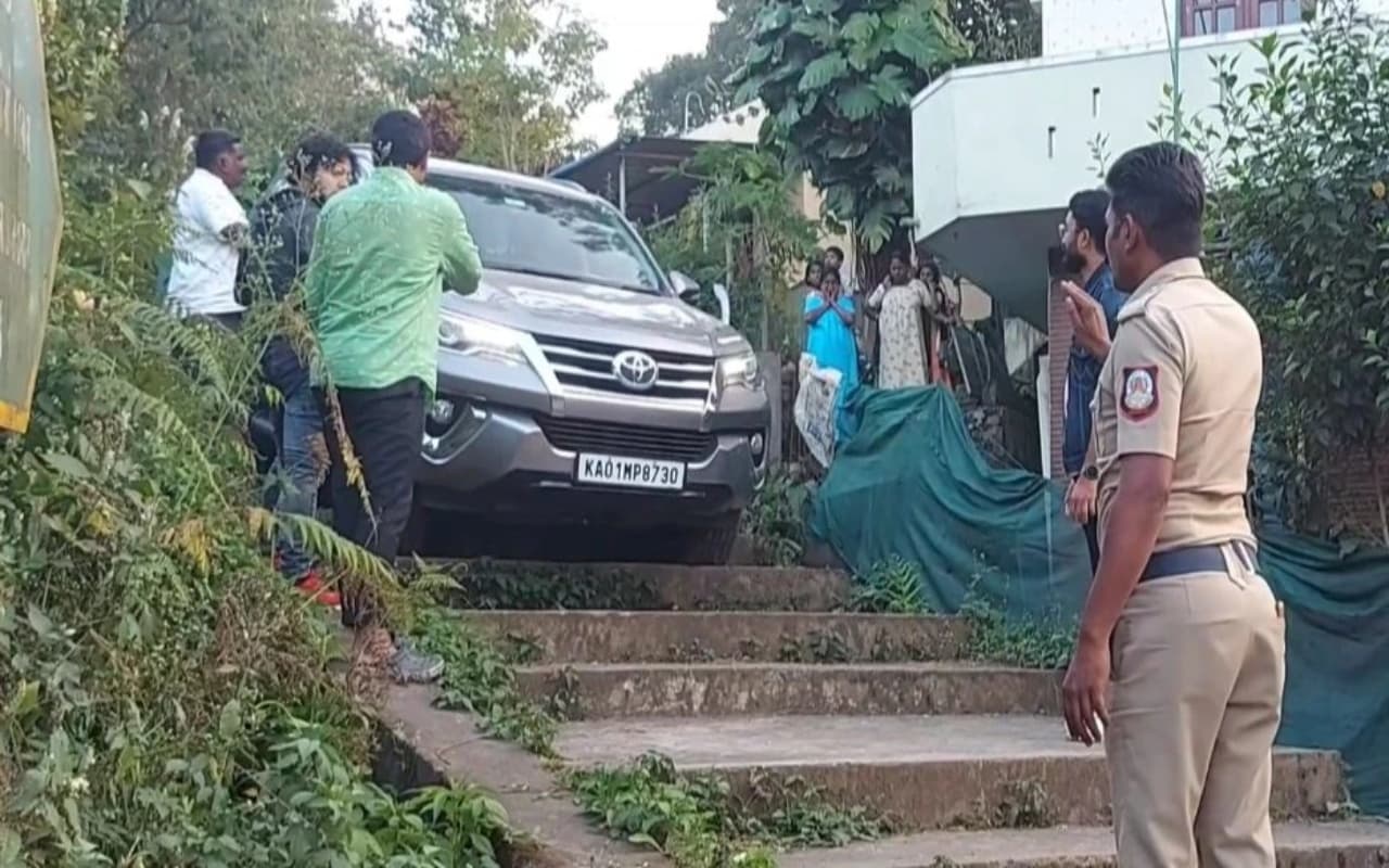 Google Maps ने बुरा फंसाया! शॉर्टकट के चक्कर में ऐसी जगह फंसा शख्स, बुलानी पड़ गई पुलिस, देखें Viral Video