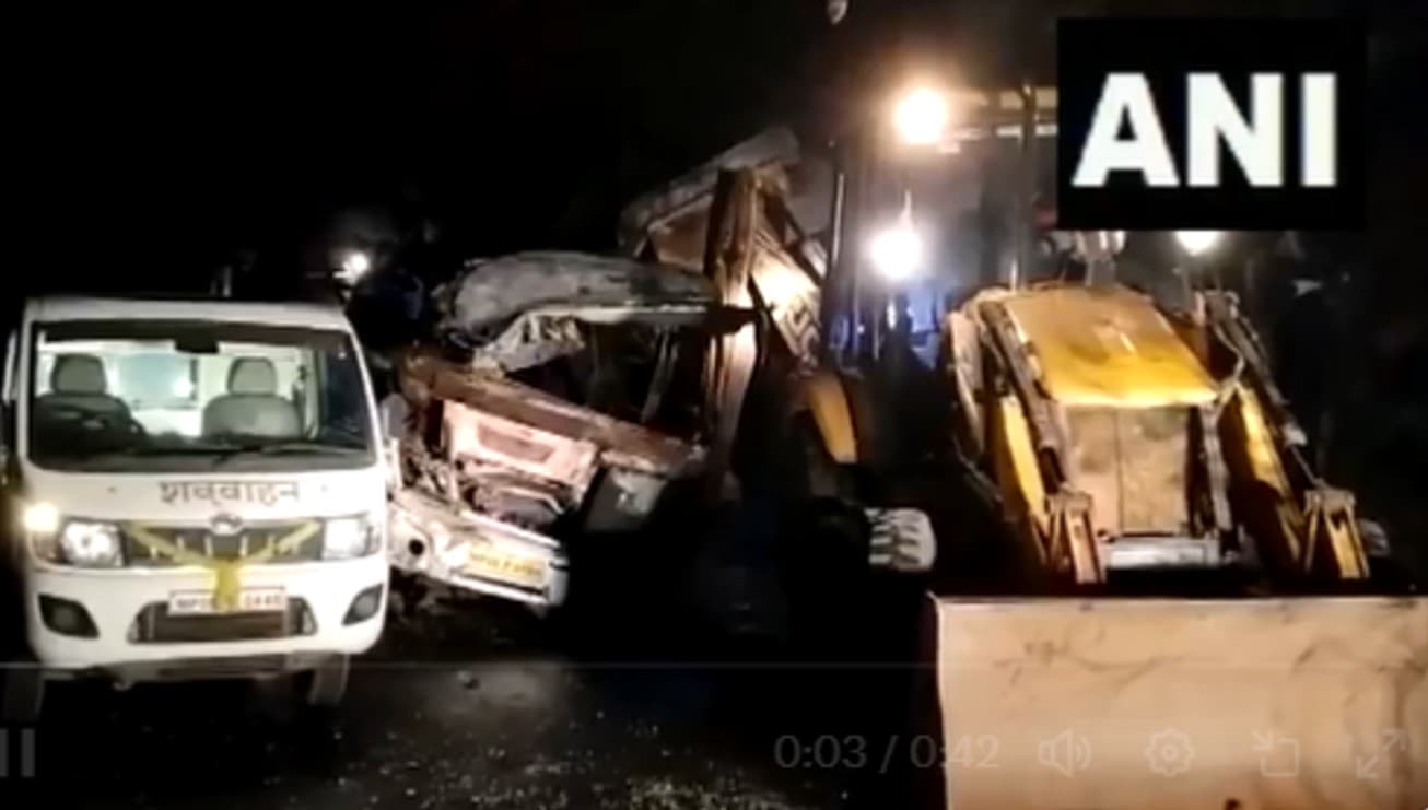 मध्य प्रदेश: गुना में भीषण हादसा, डंपर से टकराई बस, लगी आग, 13 की मौत