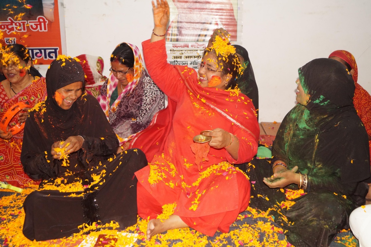 Holi 2022: काशी में मुस्लिम महिलाओं ने खेली होली, मोहब्बत का गुलाल उड़ाकर दिया भाईचारे का संदेश