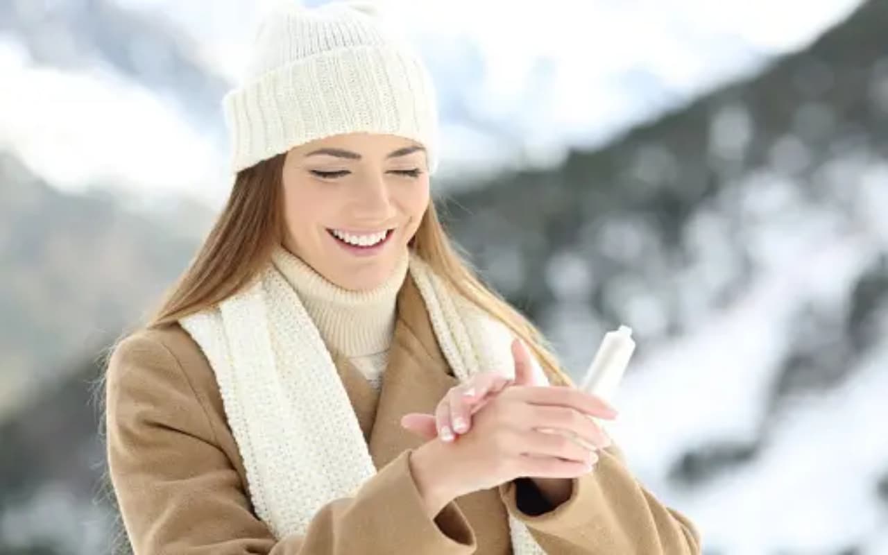 Beauty Tips: सिर्फ गर्मी ही नहीं बल्कि सर्दियों में भी सनस्क्रीन लगाना है बेहद जरूरी, जानें क्या होता है फायदा