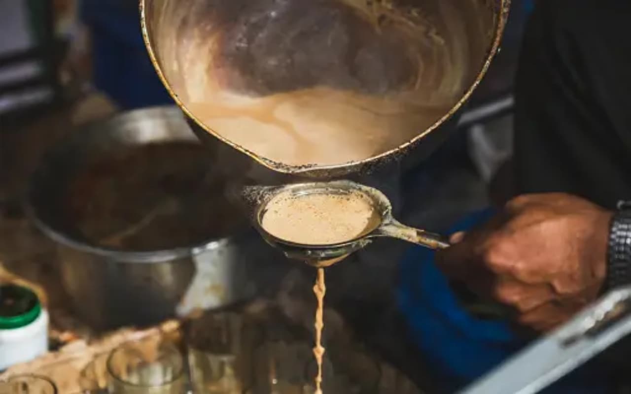 चाय पीने का मजा किरकिरा कर देंगी ये छोटी गलतियां, चेक करें कहीं ये आपकी आदत तो नहीं