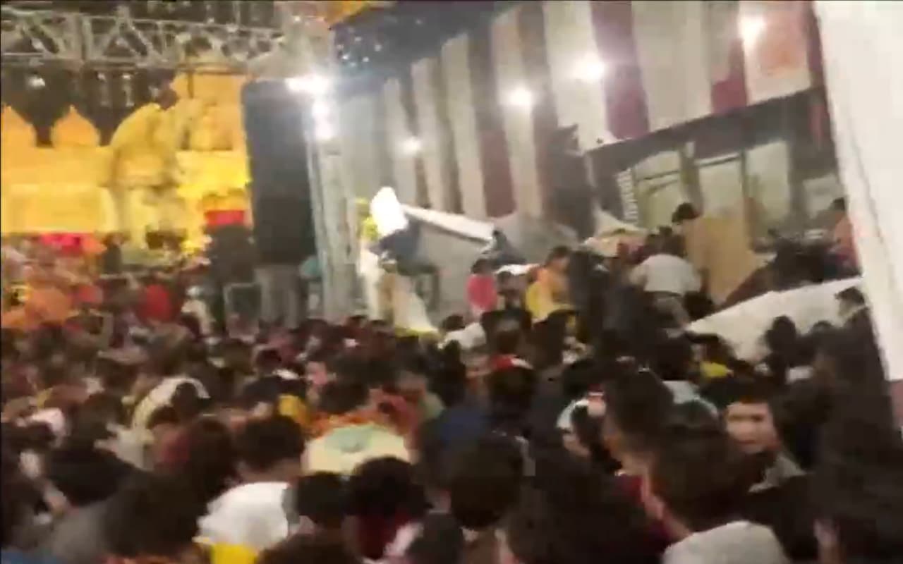 Delhi: बी प्राक के जागरण के दौरान स्टेज गिरने से 1 महिला की मौत, 17 लोग घायल, VIDEO Delhi: बी प्राक के जागरण के दौरान स्टेज गिरने से 1 महिला की मौत, 17 लोग घायल, VIDEO