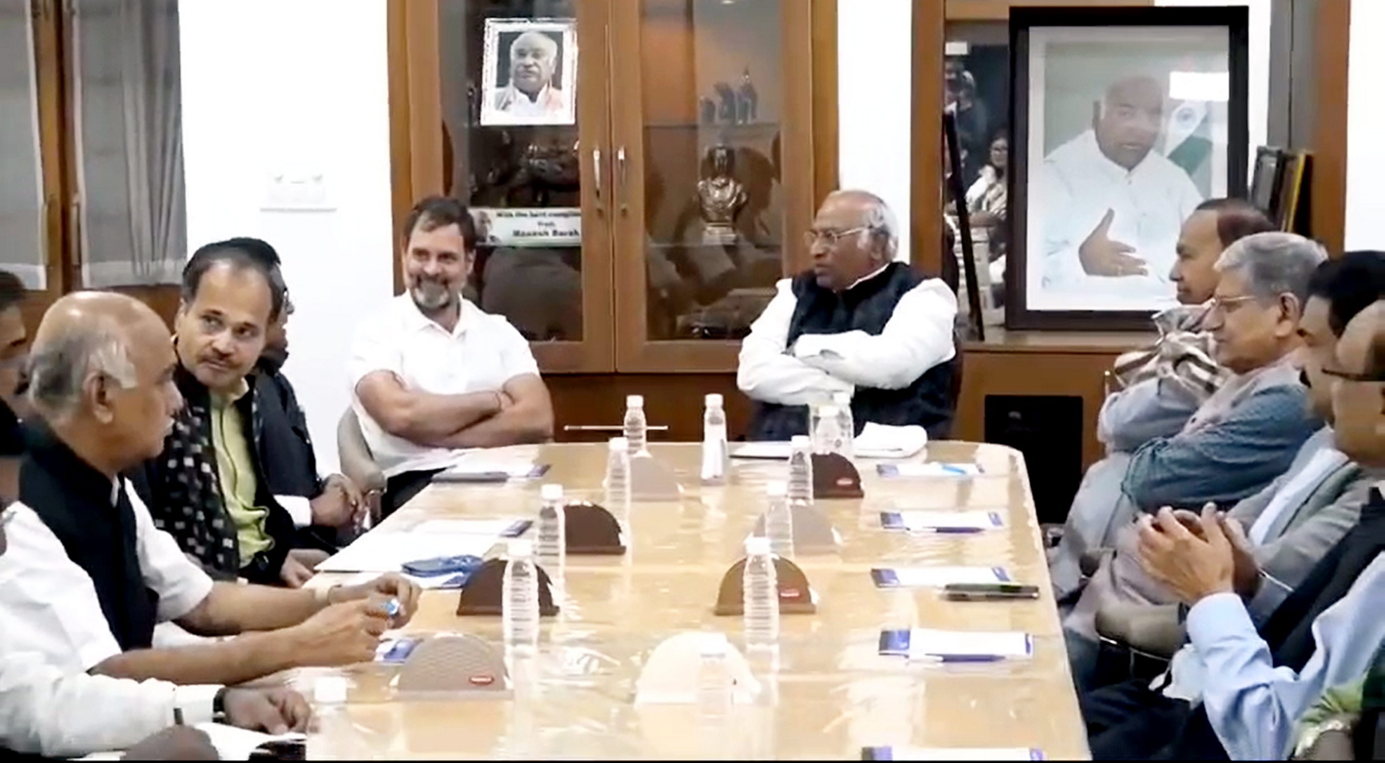 I.N.D.I.A. Meeting: तीन राज्यों में हार के बाद खरगे के आवास पर ‘इंडिया’ की बैठक, दो पार्टियों ने बनाई दूरी
