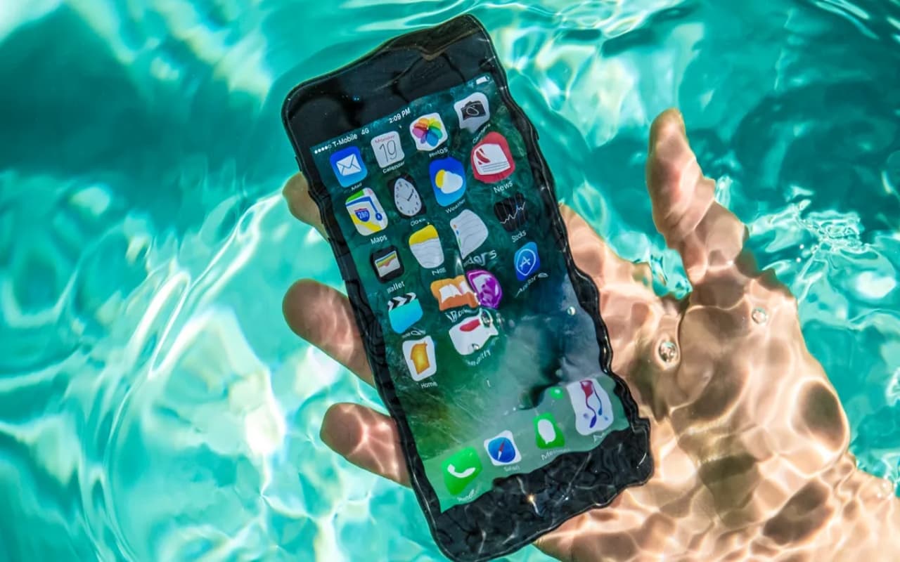Bizarre! 3 महीने पानी में रहा iPhone, जम गई थी काई, फिर भी चल रहा टकाटक