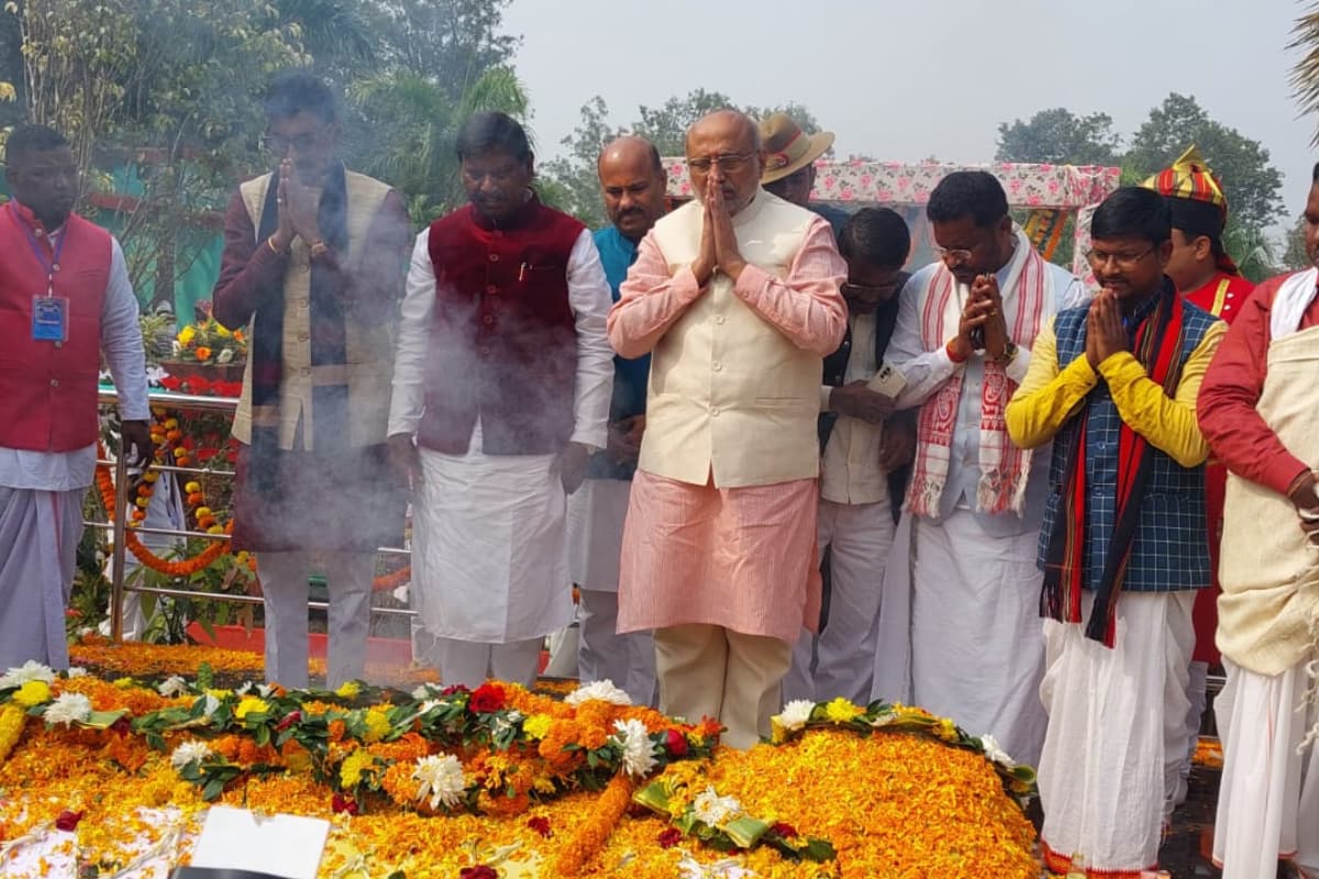 VIDEO : राज्यपाल ने शहीद बेदी पर दी श्रद्धांजलि, केंद्रीय मंत्री अर्जुन मुंडा भी रहे मौजूद