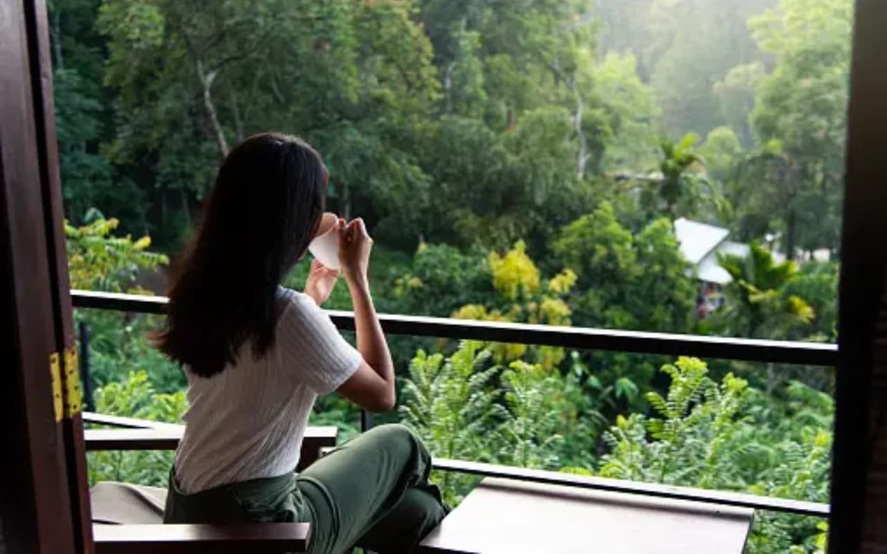 Vastu Tips: अगर बना रहे हैं नया घर, तो इस दिशा में बनवाएं बालकनी; खुशियों की होगी बरसात