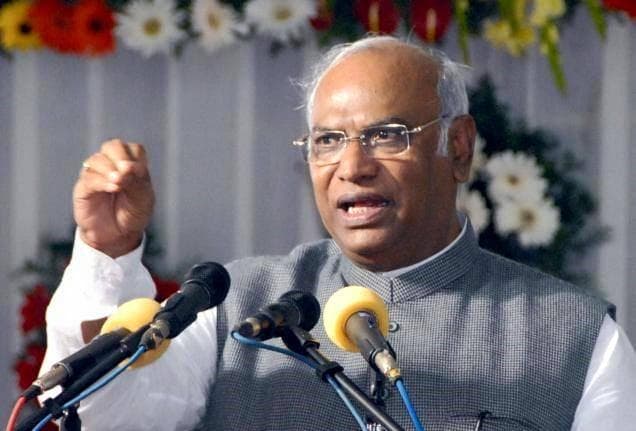 सिंधिया की नाराजगी से वाकिफ थे कांग्रेस के बड़े नेता, खड़गे ने कही ये बात