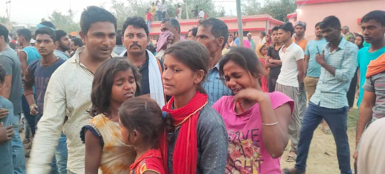 Khagaria News: खगड़िया में नाला खुदाई के दौरान जेसीबी के धक्के से गिरी स्कूल की दीवार, छह की मौत, तीन घायल, गांव में कोहराम Khagaria News: खगड़िया में नाला खुदाई के दौरान जेसीबी के धक्के से गिरी स्कूल की दीवार, छह की मौत, तीन घायल, गांव में कोहराम